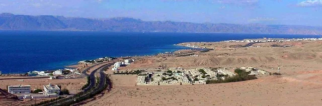 ساحل البحر الاحمر في تبوك شمال المملكة العربية السعودية ، سلسلة جبال منطقة سيناء، الأماكن السكنية والمنازل على ساحل خليج العقبة، مناطق سياحية لقضاء وقت ممتع