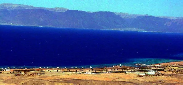 سلسلة جبال سينء على خليج الكرامة، ساحل البحر الاحمر في تبوك شمال المملكة العربية السعودية ، كورنيش الكرامة على ساحل خليج العقبة، مناطق سياحية لقضاء وقت ممتع