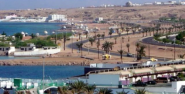 اماكن التنزه والاستجمام في الصيف، ساحل البحر الاحمر في تبوك شمال المملكة العربية السعودية ، كورنيش ساحل خليج العقبة المضاء في وقت النهار، مناطق سياحية لقضاء وقت ممتع