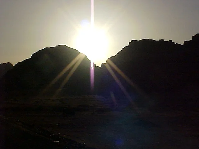 البيئة الجبلية بالمملكة العربية السعودية وقت الشروق ، جبال السعودية ، خلفية الطبيعة الجبلية ، الجبال و المرتفعات الجبلية ، الطبيعة الجبلية بالسعودية ، منظر شروق الشمس في سماء السعودية خلف جبال بمدينة حقل في تبوك