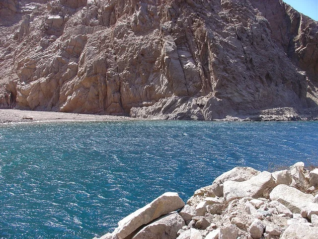 ممر مائي بين تلتين ومتصل بخليج العقبة، ساحل البحر الاحمر في تبوك شمال المملكة العربية السعودية ، سلسلة جبال منطقة تبوك، الأماكن السكنية والمنازل على ساحل خليج العقبة، مناطق سياحية لقضاء وقت ممتع