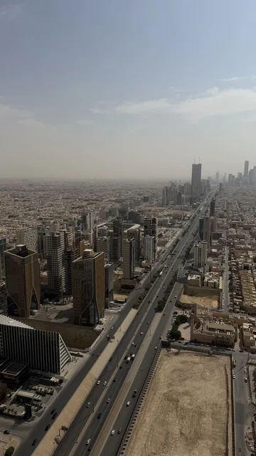 المباني السكنية والتجارية في العاصمة, التقدم والتطور العمراني في السعودية, طريق الملك وحركة المرور, الاهتمام بزراعة أشجار النخيل الخضراء، الفن الهندسي المعماري لمبنى برج المملكه في مدينة الرياض, أماكن سياحية مشهورة