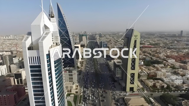 طريق الملك فهد بالرياض، صورة جوية لمدينة الرياض، الأبراج وناطحات السحاب، الفن الهندسي المعماري بالسعودية، معالم سياحية مشهورة بالرياض في المملكة العربية السعودية، أفق مدينة الرياض،  أبراج الرياض