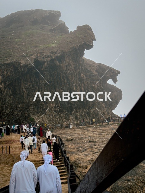 الرحلات السياحية وزيارة الاماكن الاثرية، تشكلات وتكوينات صخرية، الشلالات المائية الطبيعية، زراعة الأشجار والنباتات الخضراء، المدن والأماكن السياحية المشهورة, المناظر الطبيعية المتميزة في سلطنة عمان، عين أثوم في محافظة ظفار