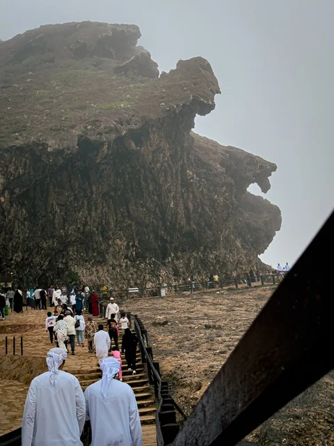 الرحلات السياحية وزيارة الاماكن الاثرية، تشكلات وتكوينات صخرية، الشلالات المائية الطبيعية، زراعة الأشجار والنباتات الخضراء، المدن والأماكن السياحية المشهورة, المناظر الطبيعية المتميزة في سلطنة عمان، عين أثوم في محافظة ظفار