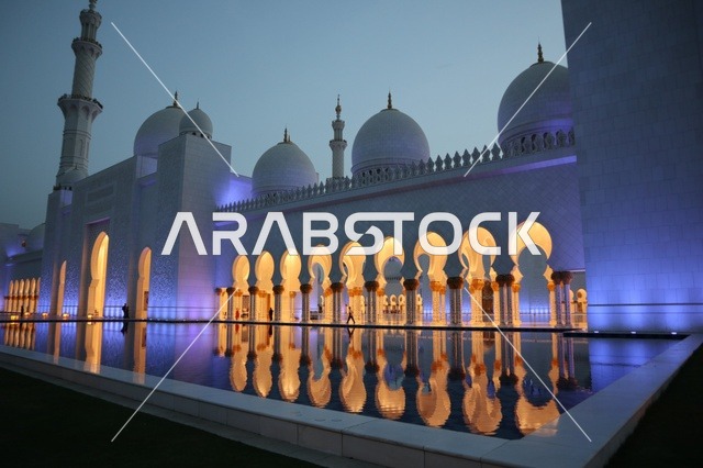 مسجد الشيخ زايد الكبير في إمارة أبو ظبي، الطراز الإسلامي الحديث لمساجد دولة الإمارات العربية المتحدة، أماكن العبادة والتقرب إلى الله تعالى، معالم إسلامية دينية مشهورة، الفن الهندسي المعماري في بناء القبب والمآذن البيضاء المضيئة في الليل