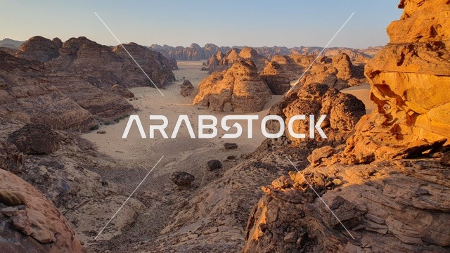 الهضاب والتلال والكثبان الرملية الذهبية الناعمة، مناطق البادية والبيئة الطبيعية الصحراوية في النهار، التكوينات والتشكلات من الرمال في صحاري المملكة العربية السعودية، خلفية الصحراء الطبيعية
