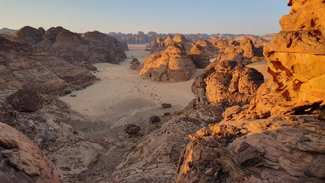 الهضاب والتلال والكثبان الرملية الذهبية الناعمة، مناطق البادية والبيئة الطبيعية الصحراوية في النهار، التكوينات والتشكلات من الرمال في صحاري المملكة العربية السعودية، خلفية الصحراء الطبيعية