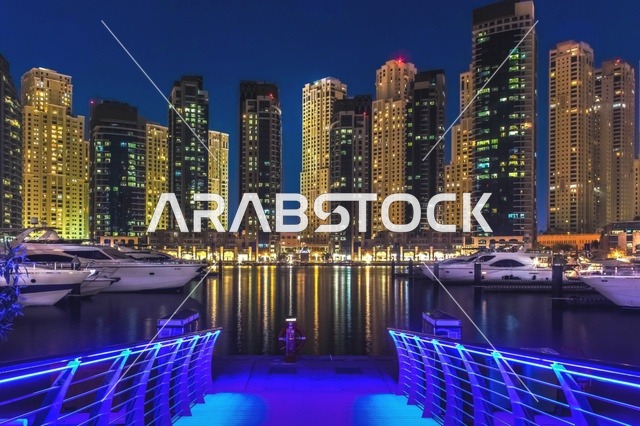 الفن الهندسي المعماري على الطراز الحديث للأبراج وناطحات السحاب، معالم وأماكن سياحية مشهورة في مدينة دبي، المباني والمنشآت التجارية في الامارات العربية المتحدة, جذب واستقطاب السياح من أنحاء العالم, النمو والتطور العمراني لأبراج الإمارات المالية المضيئة ليلاً