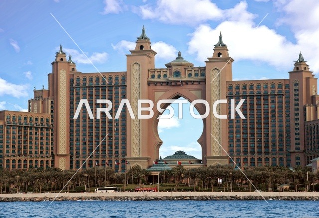 الاشجار والنباتات الخضراء في فندق مشهور على شاطئ البحر في مدينة دبي في الامارات العربية المتحدة، الفن الهندسي المعماري، الفنادق والمنتجعات السياحية، معالم دبي المشهورة، اماكن سياحة في الامارات، الفنادق والمنتجعات الفاخرة