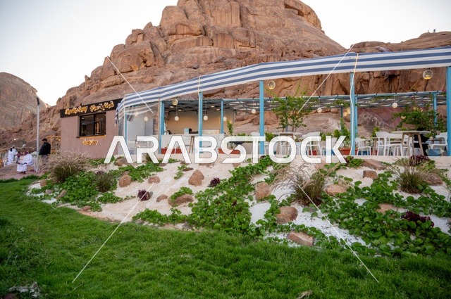 نسيم الجبال البارد، منطقة جلوس خارجية في مقهى بقرية عقدة، طابع ريفي وسط الجبال وأشجار النخيل،تجربة تجمع بين الراحة والهدوء والطبيعة في أحد مواقع ومعالم السياحة فى مدينة حائل بالمملكة العربية السعودية