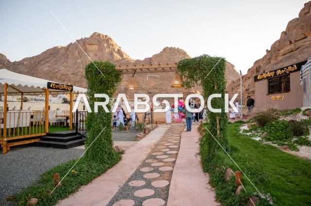 نسيم الجبال البارد، منطقة جلوس خارجية في مقهى بقرية عقدة، طابع ريفي وسط الجبال وأشجار النخيل،تجربة تجمع بين الراحة والهدوء والطبيعة في أحد مواقع ومعالم السياحة فى مدينة حائل بالمملكة العربية السعودية