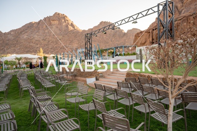 تجربة تجمع بين الراحة والهدوء والطبيعة في أحد مواقع ومعالم السياحة فى مدينة حائل بالمملكة العربية السعودية، منطقة جلوس خارجية في مقهى بقرية عقدة، طابع ريفي وسط الجبال وأشجار النخيل، نسيم الجبال البارد