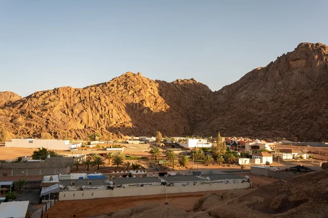 منازل قروية تقليدية عند سفح جبال أجا في قرية عقدة، روح الماضي وأصالة المكان، الطبيعة والخضرة مع كثافة الجبال،معالم واماكن سياحية بمدينة حائل بالمملكة العربيه السعودية