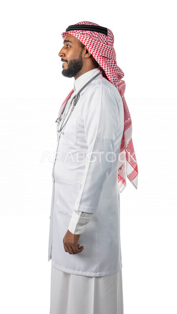 بورتريه بمنظر جانبي لرجل عربي خليجي سعودي ، إيماءات وجه ويدين مختلفة ، يرتدي المعطف الطبي الخاص بمهنة الطبيب ، مفهوم الطب والرعاية الصحية ، خلفية بيضاء ، مهن و وظائف طبية ، العمل في القطاع الصحي لتقديم الخدمات الصحية ، يقدم خدماته للمرضى بكل كفاءه