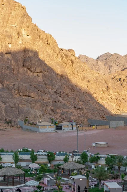 روح الماضي وأصالة المكان، منازل قروية تقليدية عند سفح جبال أجا في قرية عقدة، الطبيعة والخضرة مع كثافة الجبال،معالم واماكن سياحية بمدينة حائل بالمملكة العربيه السعودية