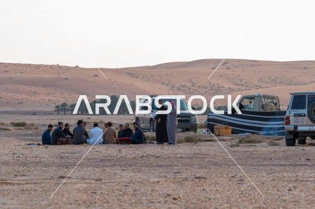 مجالس عربيه تراثيه , كشتة بر شعبية تقليدية في منطقة جبة، صحراء المملكة العربية السعودية، مجموعة من الرجال السعوديين يتبادلون الاحاديث اثناء نزهه صحراوية ، عادات وتقاليد سعودية