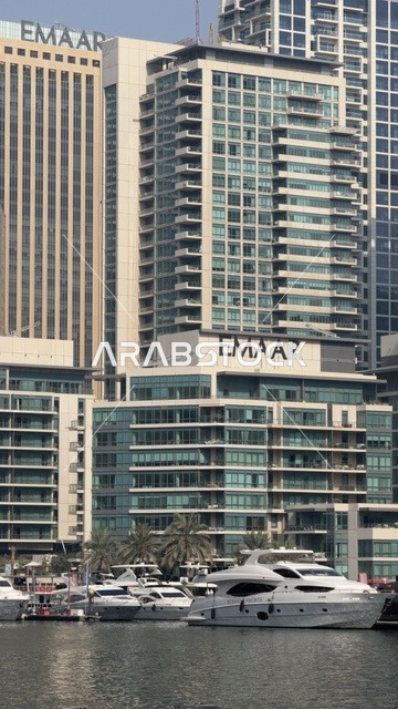 الأبراج وناطحات السحاب ، الفن الهندسي المعماري المتطور والمتقدم للمنشآت التجارية والسكنية، معالم سياحية مشهورة في الإمارات العربية المتحدة، الواجهه البحرية لإمارة دبي في النهار