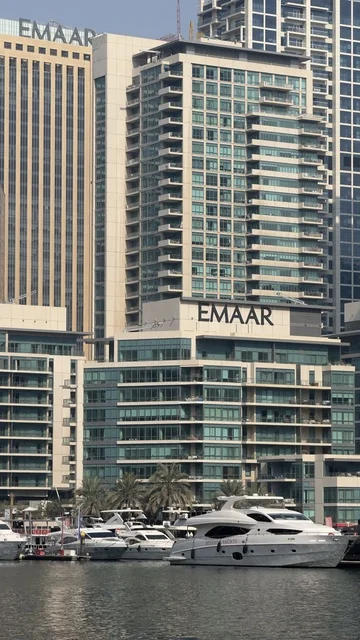 الأبراج وناطحات السحاب ، الفن الهندسي المعماري المتطور والمتقدم للمنشآت التجارية والسكنية، معالم سياحية مشهورة في الإمارات العربية المتحدة، الواجهه البحرية لإمارة دبي في النهار