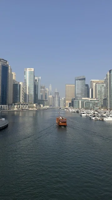 الأبراج وناطحات السحاب ، الفن الهندسي المعماري المتطور والمتقدم للمنشآت التجارية والسكنية، معالم سياحية مشهورة في الإمارات العربية المتحدة، الواجهه البحرية لإمارة دبي في النهار