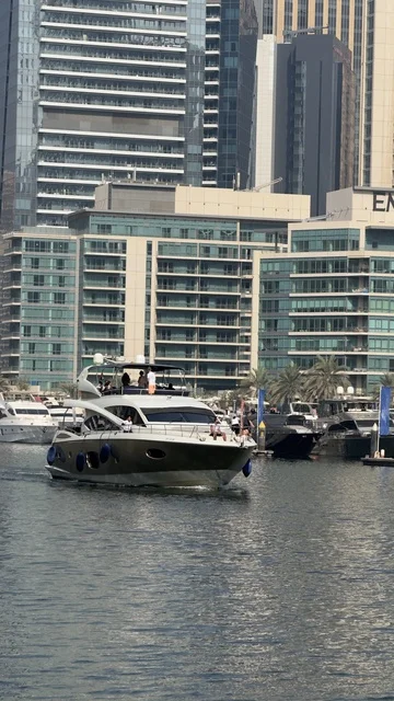 الفن الهندسي المعماري المتطور والمتقدم للمنشآت التجارية والسكنية، الأبراج وناطحات السحاب ، معالم سياحية مشهورة في الإمارات العربية المتحدة، الواجهه البحرية لإمارة دبي في النهار