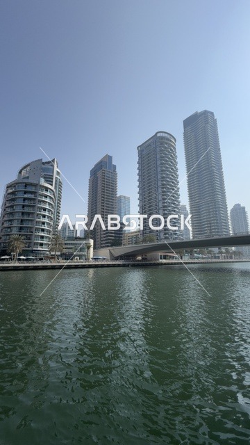 الواجهه البحرية لإمارة دبي في النهار، الأبراج وناطحات السحاب ، الفن الهندسي المعماري المتطور والمتقدم للمنشآت التجارية والسكنية، معالم سياحية مشهورة في الإمارات العربية المتحدة