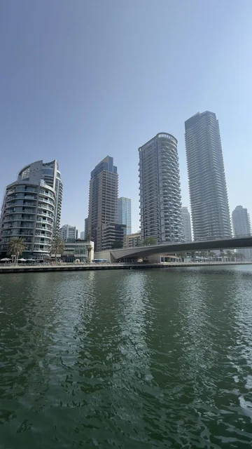 الواجهه البحرية لإمارة دبي في النهار، الأبراج وناطحات السحاب ، الفن الهندسي المعماري المتطور والمتقدم للمنشآت التجارية والسكنية، معالم سياحية مشهورة في الإمارات العربية المتحدة