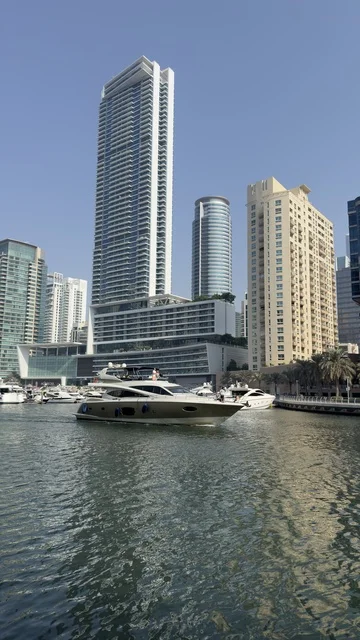 الواجهه البحرية لإمارة دبي في النهار، الأبراج وناطحات السحاب ، الفن الهندسي المعماري المتطور والمتقدم للمنشآت التجارية والسكنية، معالم سياحية مشهورة في الإمارات العربية المتحدة