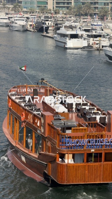 سفينة تبحر فى الواجهه البحرية لإمارة دبي في النهار، الأبراج وناطحات السحاب ، الفن الهندسي المعماري المتطور والمتقدم للمنشآت التجارية والسكنية، معالم سياحية مشهورة في الإمارات العربية المتحدة