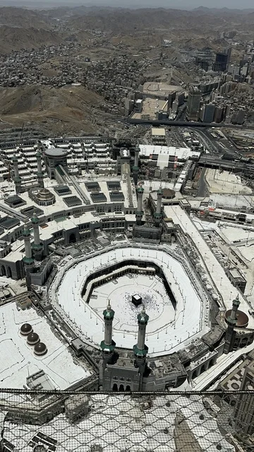 بيت الله الحرام في الحرم المكي الشريف في المملكة العربية السعودية ، أداء مناسك الحج والعمرة، العبادة والتقرب الى الله ، قبلة الاسلام والمسلمين ، صورة من الاعلى لطواف الحجاج والمعتمرين حول الكعبة المشرفة في مكة المكرمة