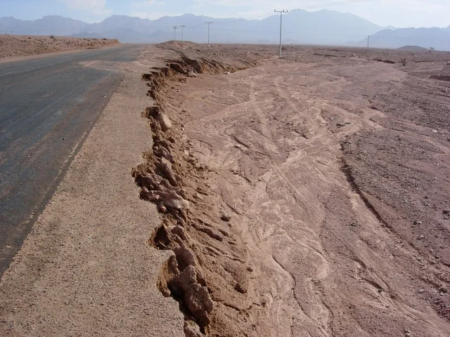 تصوير لمجري السيل على شاطئ حقل في مدينة تبوك, محافظة حقل في المملكة العربية السعودية ، الواجهة البحرية في تبوك ، معالم تبوك , مناظر طبيعيه