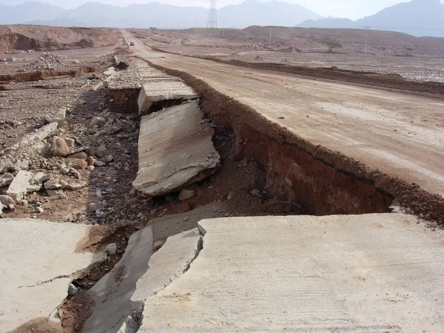 سيول مياه الامطار محافظة حقل في المملكة العربية السعودية ، صورة لإنهيار وانجراف جوانب الطرق في مدينة تبوك ، معالم تبوك , مناظر طبيعيه