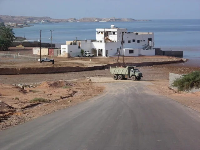 سيول مياه الامطار محافظة حقل في المملكة العربية السعودية ، صورة لإنهيار وانجراف جوانب الطرق في مدينة تبوك ، معالم تبوك , مناظر طبيعيه