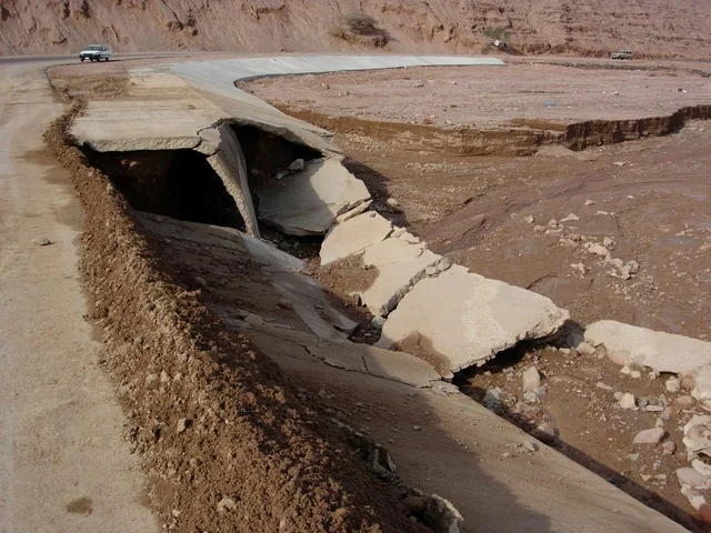 سيول مياه الامطار محافظة حقل في المملكة العربية السعودية ، صورة لإنهيار وانجراف جوانب الطرق في مدينة تبوك ، معالم تبوك , مناظر طبيعيه