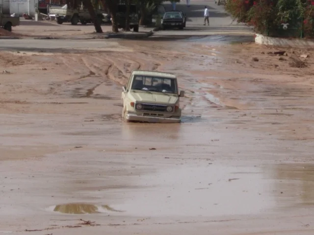 سيول مياه الامطار محافظة حقل في المملكة العربية السعودية ،  صورة لمحاصرة السيول للسيارات في مدينة تبوك ،  مناظر طبيعيه ، معالم تبوك