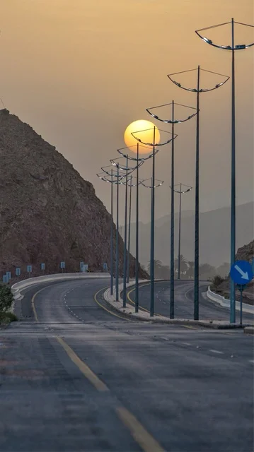 تدعيم الطرقات وتقديم الخدمات العامة، عمود الانارة في احدى شوارع نجران في المملكة العربية السعودية ، إضاءة وإنارة الشارع