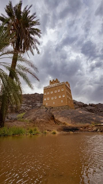 المباني الاثرية التاريخية، قصر العان فى نجران بالمملكة العربية السعودية ، منظر الاشجار والنباتات الخضراء، معالم سياحية شهيره ، خلفية الطبيعه