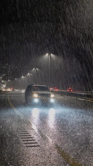 سقوط الامطار في احدى شوارع نجران في المملكة العربية السعودية ، تدعيم الطرقات وتقديم الخدمات العامة،اضاءة وانارة الشوارع ، الحركة المروريه للسيارات