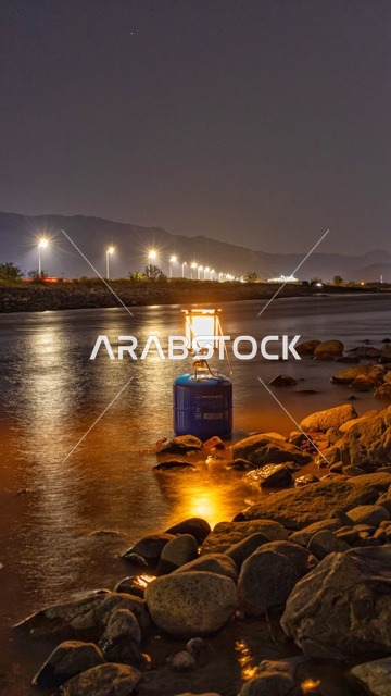 مصباح معدني مضيء على رمال البحر، شاطئ البحر، هدوء البحر، مناظر طبيعية