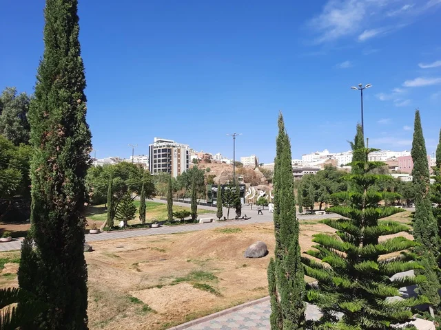 شارع الفن في مدينة أبها في منطقة عسير، الاهتمام بالأشجار والنباتات الطبيعية الخضراء في الحديقة، نقطة إلتقاء الفنانين وعشاق الفن، الطرق والشوارع المتميزة، جذب واستقطاب السياح من كافة انحاء العالم، منتزه سياحي مشهور في المملكة العربية السعودية