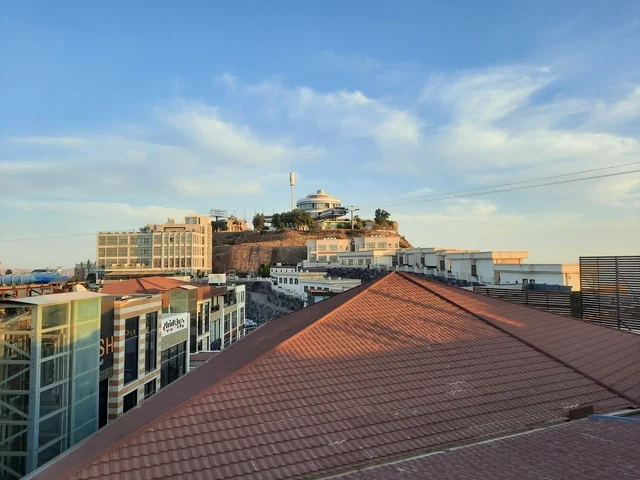 قضاء وقت ممتع في المطاعم والمتنزهات، المدينة العالية في منطقة أبها في عسير، الطبيعة الخضراء والحدائق، وجهة ترفيهية وسياحية متميزة، أماكن طبيعية للمغامرات ورحلات السفاري في السعودية