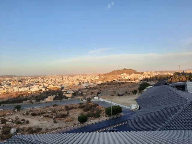 قضاء وقت ممتع في المطاعم والمتنزهات، المدينة العالية في منطقة أبها في عسير، الطبيعة الخضراء والحدائق، وجهة ترفيهية وسياحية متميزة، أماكن طبيعية للمغامرات ورحلات السفاري في السعودية