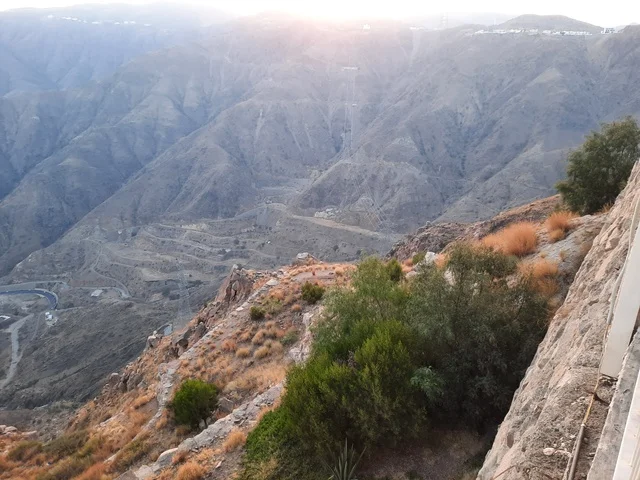 وجهة ترفيهية وسياحية متميزة، تضاريس البيئة الجبلية الصخرية وسلاسل الجبال والقمم العالية،قضاء وقت ممتع في المطاعم والمتنزهات، المدينة العالية في منطقة أبها في عسير، الطبيعة الخضراء والحدائق، أماكن طبيعية للمغامرات ورحلات السفاري في السعودية