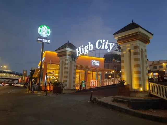 المدينة العالية في منطقة أبها في عسير، قضاء وقت ممتع في المطاعم والمتنزهات، الطبيعة الخضراء والحدائق، وجهة ترفيهية وسياحية متميزة، أماكن طبيعية للمغامرات ورحلات السفاري في السعودية