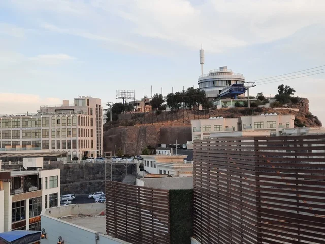 المدينة العالية في منطقة أبها في عسير، قضاء وقت ممتع في المطاعم والمتنزهات، الطبيعة الخضراء والحدائق، وجهة ترفيهية وسياحية متميزة، أماكن طبيعية للمغامرات ورحلات السفاري في السعودية