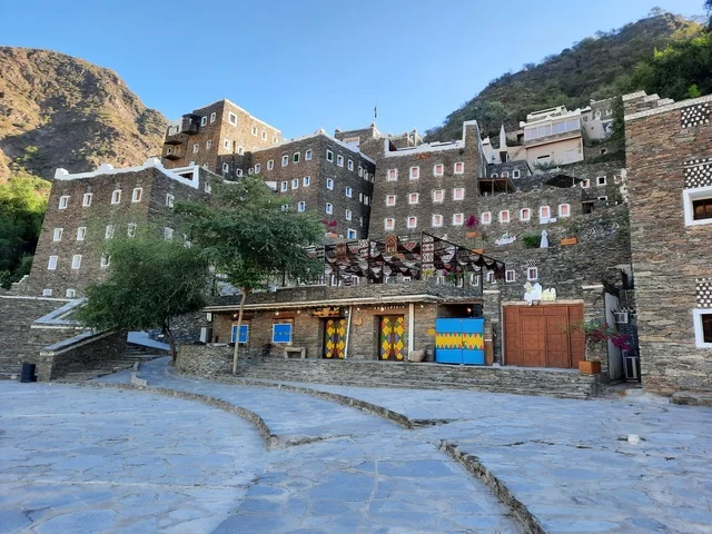 معالم محافظة رجال ألمع السياحية ، أماكن تاريخية مشهورة في المملكة العربية السعودية، جولة في قرية رجال ألمع التراثية في منطقة عسير ، بيوت اثرية تاريخية قديمة