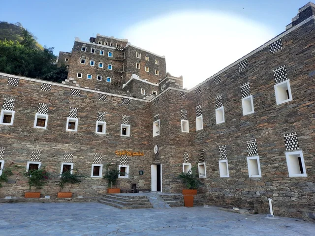 أماكن تاريخية مشهورة في المملكة العربية السعودية، جولة في قرية رجال ألمع التراثية في منطقة عسير ، بيوت اثرية تاريخية قديمة ، معالم محافظة رجال ألمع السياحية