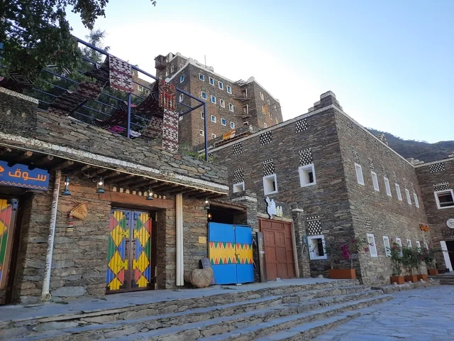 جولة في قرية رجال ألمع التراثية في منطقة عسير ، بيوت اثرية تاريخية قديمة ، معالم محافظة رجال ألمع السياحية ، أماكن تاريخية مشهورة في المملكة العربية السعودية