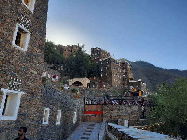 جولة في قرية رجال ألمع التراثية في منطقة عسير ، بيوت اثرية تاريخية قديمة ، معالم محافظة رجال ألمع السياحية ، أماكن تاريخية مشهورة في المملكة العربية السعودية