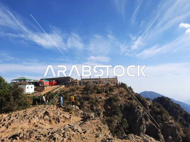 الأعشاب والأشجار والنباتات الخضراء في جبال السودة في منطقة عسير، صورة جوية للبيئة الجبلية والهضاب والمرتفعات، مشهد السماء فوق المناظر الطبيعية في منتزه السودة، أماكن ومناطق سياحية طبيعية مشهورة في المملكة العربية السعودية